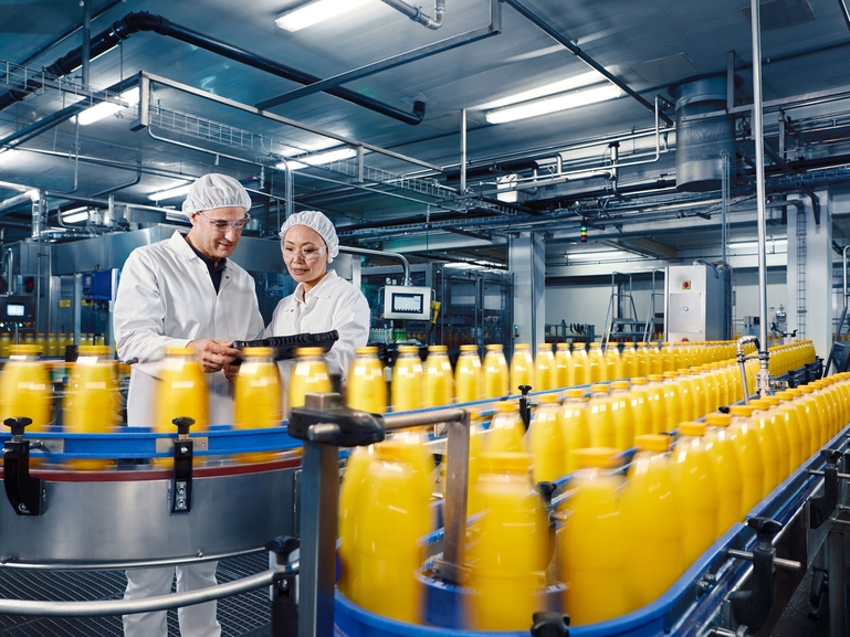 Botteling van sinaasappelsap in een drankfabriek