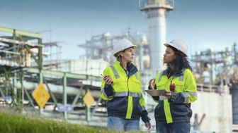 Des experts en initiatives de développement durable devant une centrale électrique