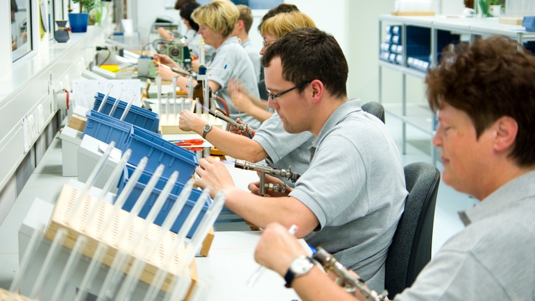 Le point fort de la production est la fabrication de capteurs de pH en verre.