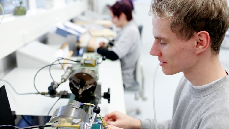 La production des capteurs en verre se fait dans « l'atelier verre », où les conditions ambiantes restent toujours stables