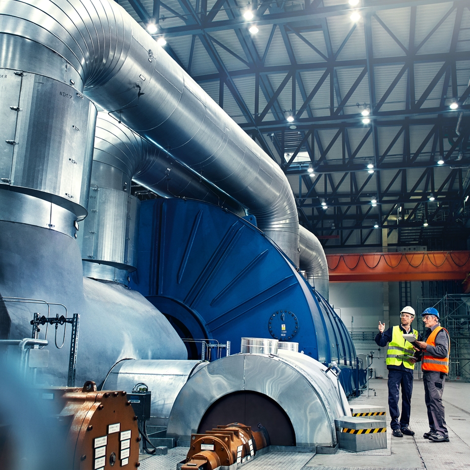 Gros plan d'un ingénieur devant une turbine dans une centrale électrique