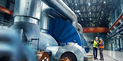 Gros plan d'un ingénieur devant une turbine dans une centrale électrique