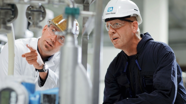 Un client avec un ingénieur Endress+Hauser dans une usine