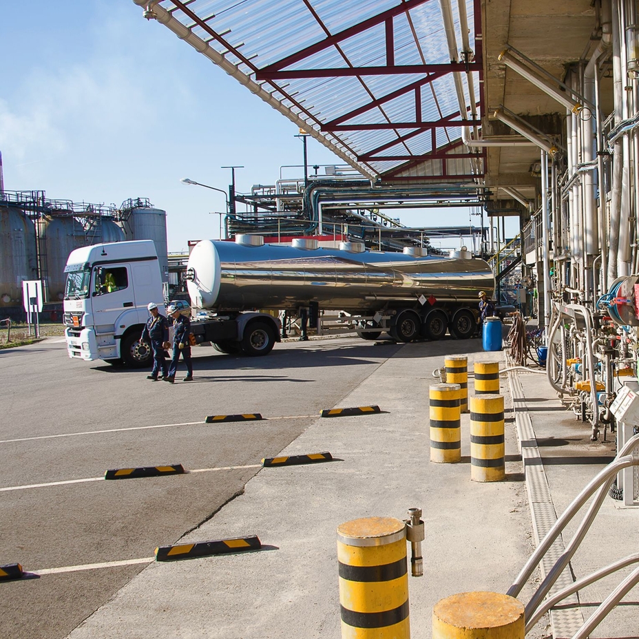 Wir helfen bei der Auswahl von Lösungen, damit bei Transport und Lagerung von Chemikalien die Sicherheit gewährleistet ist