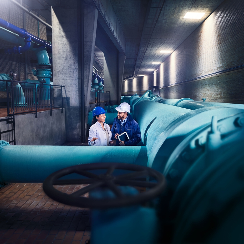 Employés devant un réseau de distribution d'eau