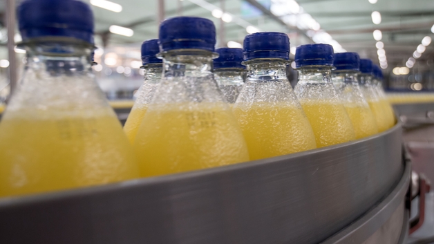 Softdrinkflaschen nach dem Befüllen