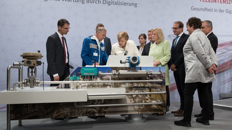 Endress+Hauser présente les opportunités de la digitalisation à la chancelière Angela Merkel.