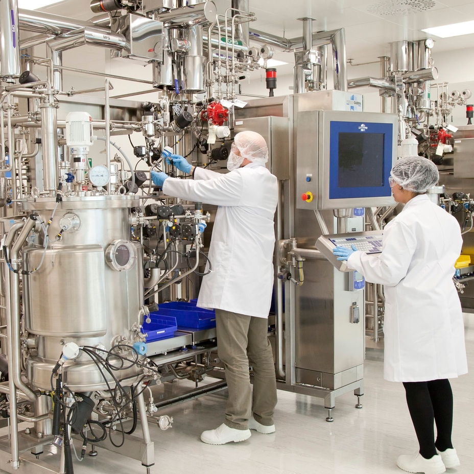 Scientifiques travaillant avec un bioréacteur