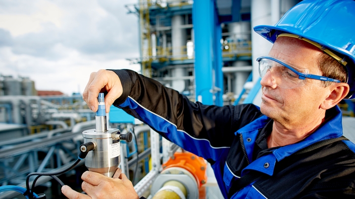 Memosens en pH-sensor in een chemisch proces met een onderhoudsmanager