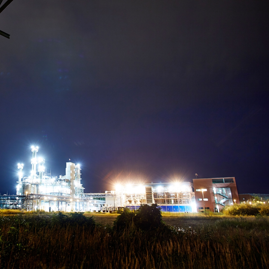 Chemische fabriek bij nacht
