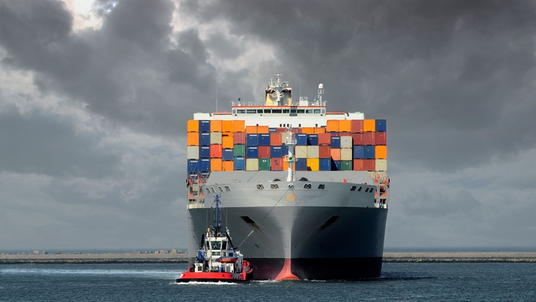 Containerschiff mit einer Bunkerölschute