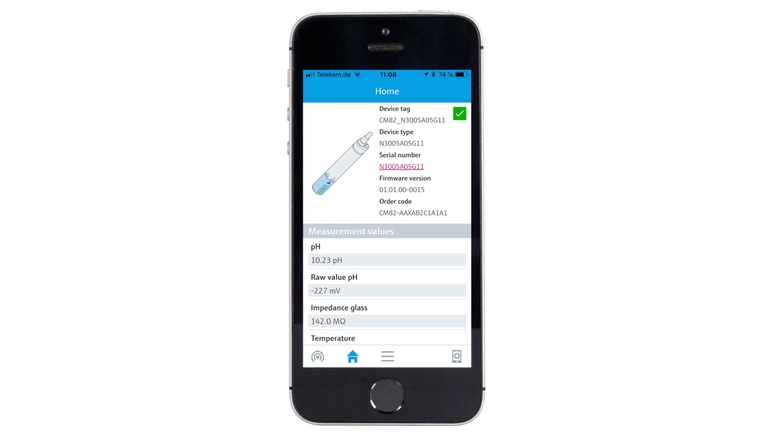 SmartBlue app op smartphone, met het CM82 homescreen