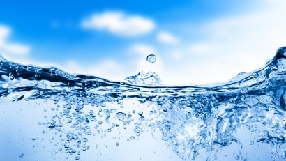 Sauberes Trinkwasser gegen einen hellblauen Himmel