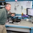 Techniker  optimiert einen Spektrographen