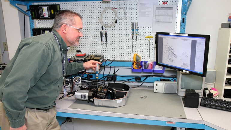 Techniker  optimiert einen Spektrographen