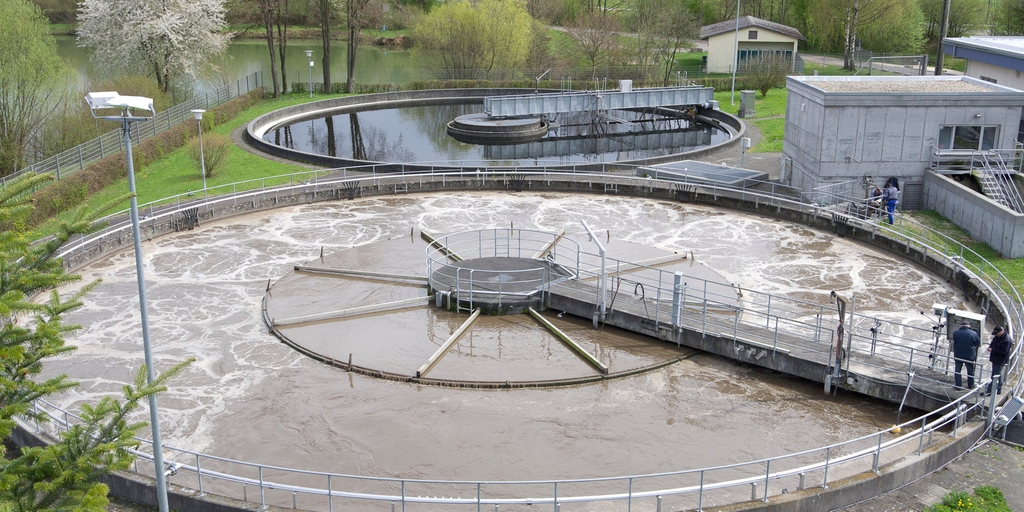 Bassin d'aération d'une station d'épuration des eaux usées. Mesure des orthophosphates dans une station d'épuration des eaux usées