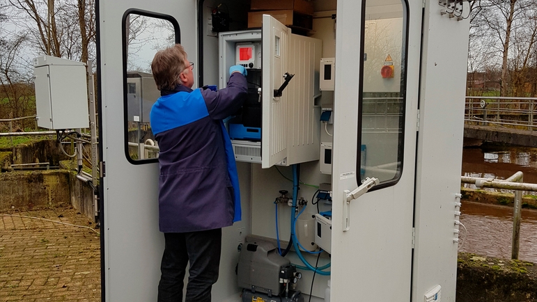 Meetstation voor een beluchtingsbassin met orthofosfaatanalyzer CA80PH