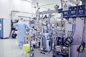 Een kleine bioreactor in een farmaceutische installatie