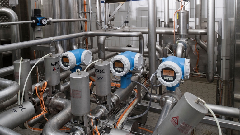 Dosing of flavor, flow measurement with Promag H and Promss F