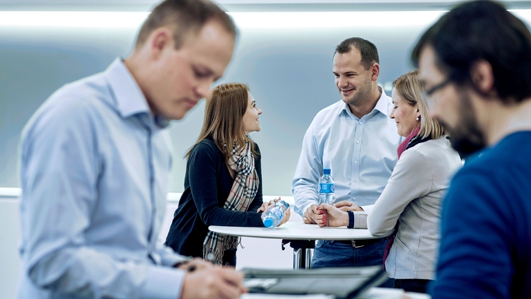 Discussions d'experts et échanges d'idées lors d'un networking d'Endress+Hauser