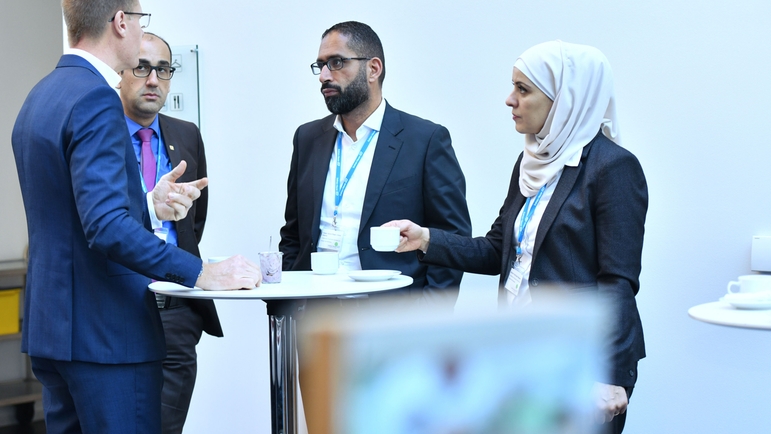 Klanten en medewerkers discussiëren in een informele setting op een Endress+Hauser netwerkevenement