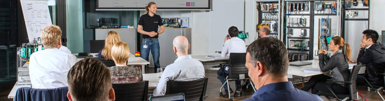 People at a training of Endress+Hauser.