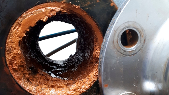 Picture of Promag W measuring tube with build-up