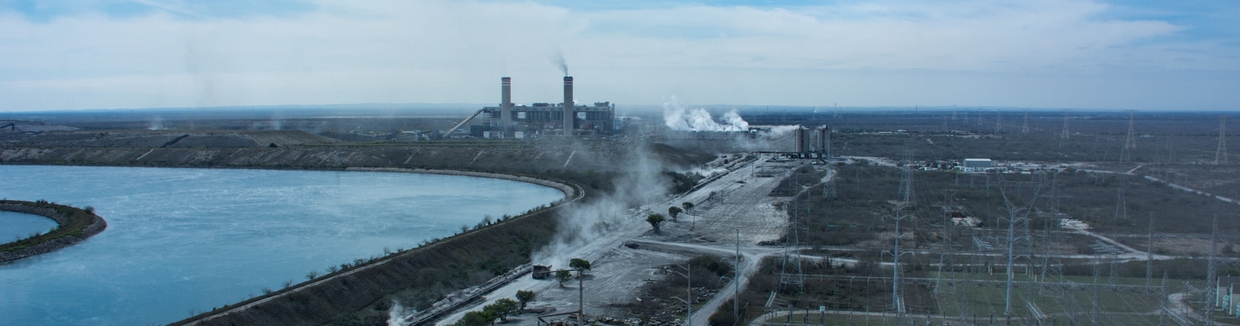 Een stoomkrachtcentrale met koelwater