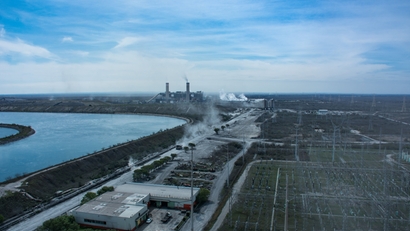 Dampfkraftwerk mit Kühlwasser