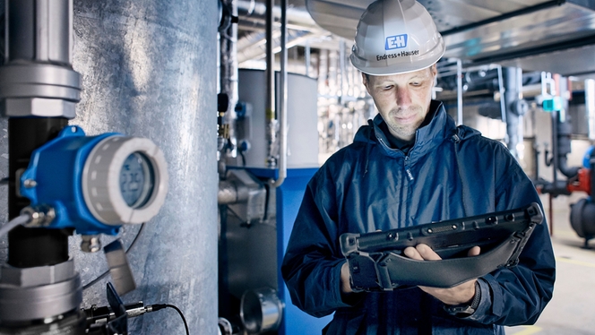 Temperatuurtransmitter iTEMP TMT142B bij een Endress+Hauser-werknemer in het veld