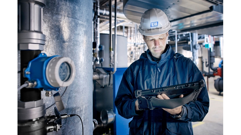 Transmetteur de température iTEMP TMT142B près d'un employé Endress+Hauser sur le terrain