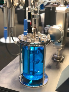 Photo bIO-Optic raccordé à une sonde RamanRxn dans un bioréacteur
