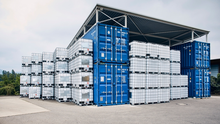 Bewaking van voorraden in een chemische fabriek