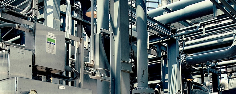 Produktbild eines TDLAS-Gasanalysators in einem Gehäuse in einer Ölraffinerie