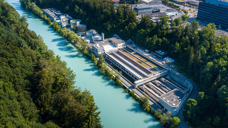 Luchtfoto van ARA Worblental, een afvalwaterzuiveringsinstallatie in Zwitserland