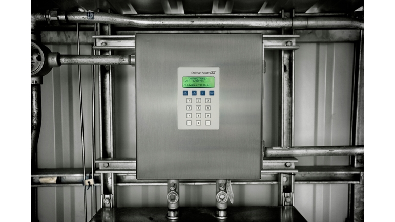 Gasanalysator SS2100 von Endress+Hauser installiert vor Ort beim Kunden