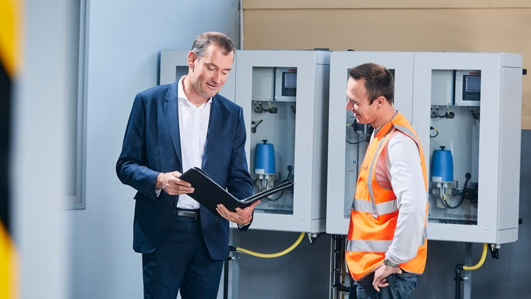 Verkoper van Endress+Hauser met een bedrijfsleider van een raffinaderij