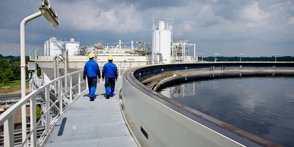 Werkers bij de afvalwaterzuiveringsinstallatie van een chemiepark