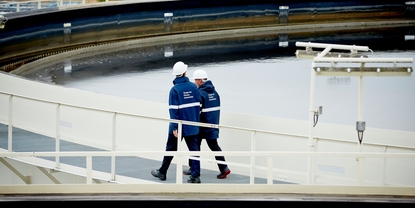 Arbeiter in der Abwasseraufbereitungsanlage einer Raffinerie