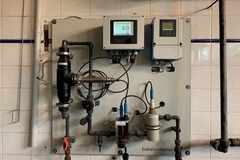 Desinfektionspanel von Endress+Hauser mit dem Memosens CCS51D und CPS31D für die Messung von freiem Chlor