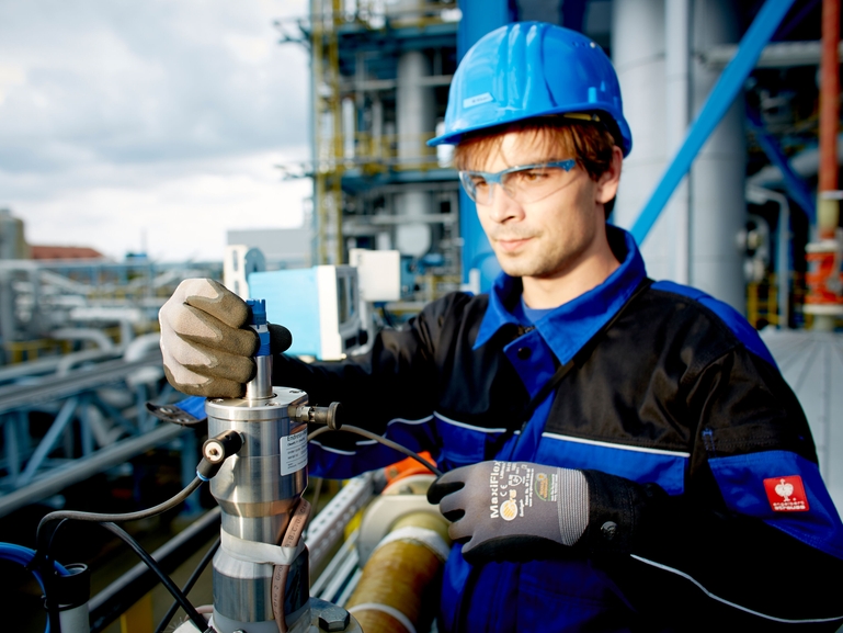 pH-sonde in een chemische fabriek met een onderhoudsmanager