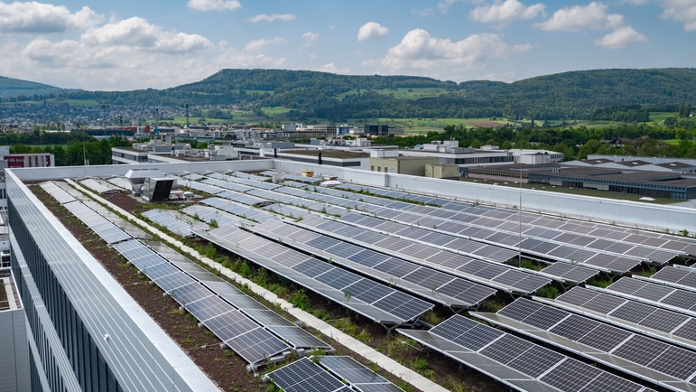 Endress+Hauser heeft zonnepanelen geïnstalleerd op de daken van vele kantoor- en productiegebouwen.