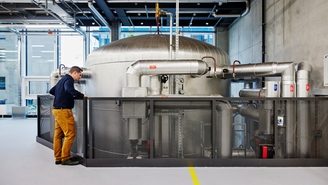 Cette cuve peut stocker la chaleur résiduelle de la production d'Endress+Hauser pour chauffer le bâtiment.