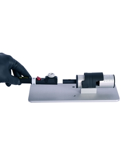 Een Raman Rxn-10 sonde bevestigen aan een micro flow bench voor de Life Science industrie