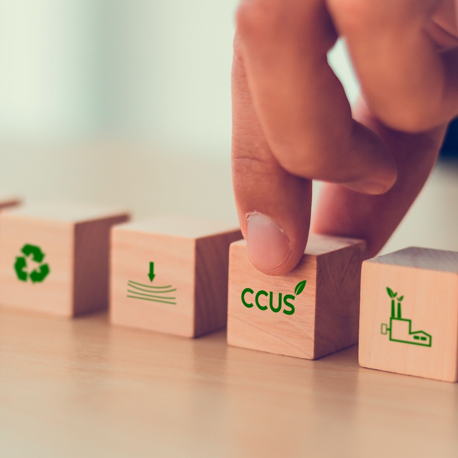 CCUS-Konzept (Carbon Capture, Utilization and Storage), symbolisiert durch fünf Holzblöcke.