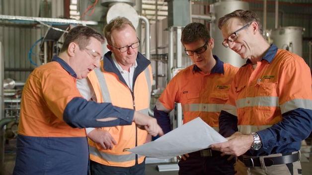 Das Team von Wildfire Energy Australia bei der Besprechung des Aufbaus und der Prozesse ihrer Pilotanlage.