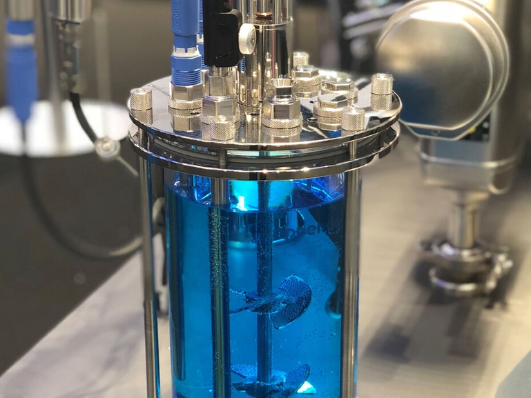 Sonde Raman Rxn-10 et élément optique installés dans un bioréacteur de laboratoire