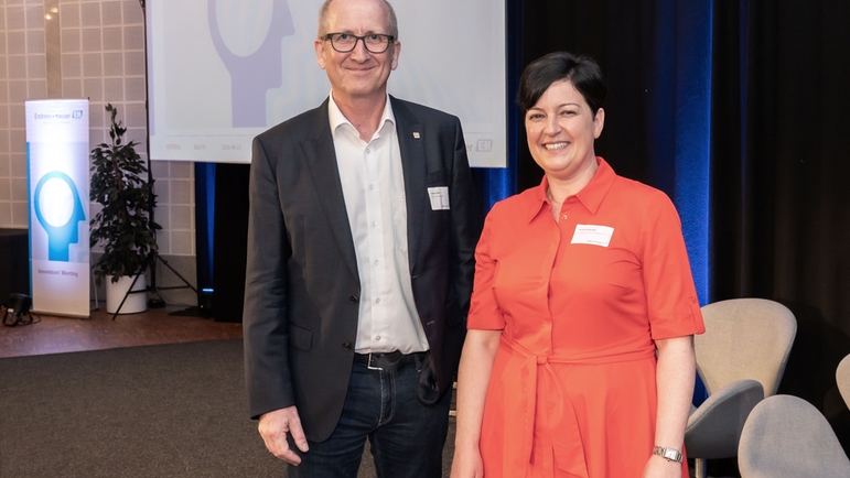 Les hôtes de la rencontre des innovateurs, Dr Andreas Mayr et Dr Christine Koslowski, présentent le programme.