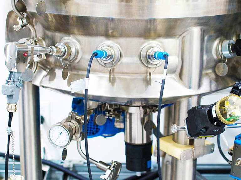 Photo in situ d'une sonde Raman Rxn-45 et de capteurs Memosens insérés dans un bioréacteur Sonde Raman Rxn-45 et capteurs Memosens installés dans un bioréacteur pour les sciences de la vie