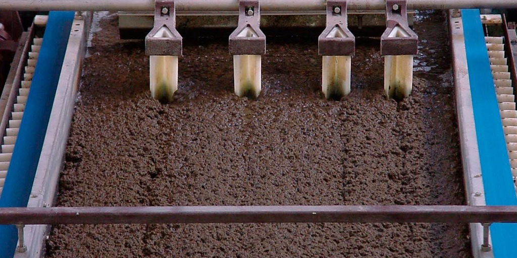 Bandfilterpresse für Entwässerungsschlamm in einer kommunalen Abwasseranlage. Bandfilterpresse für Entwässerungsschlamm in einer kommunalen Abwasseranlage.